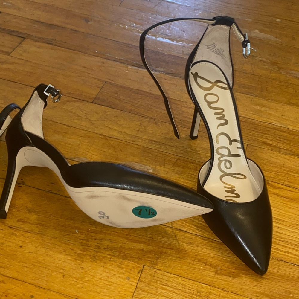 Black pointed pumps